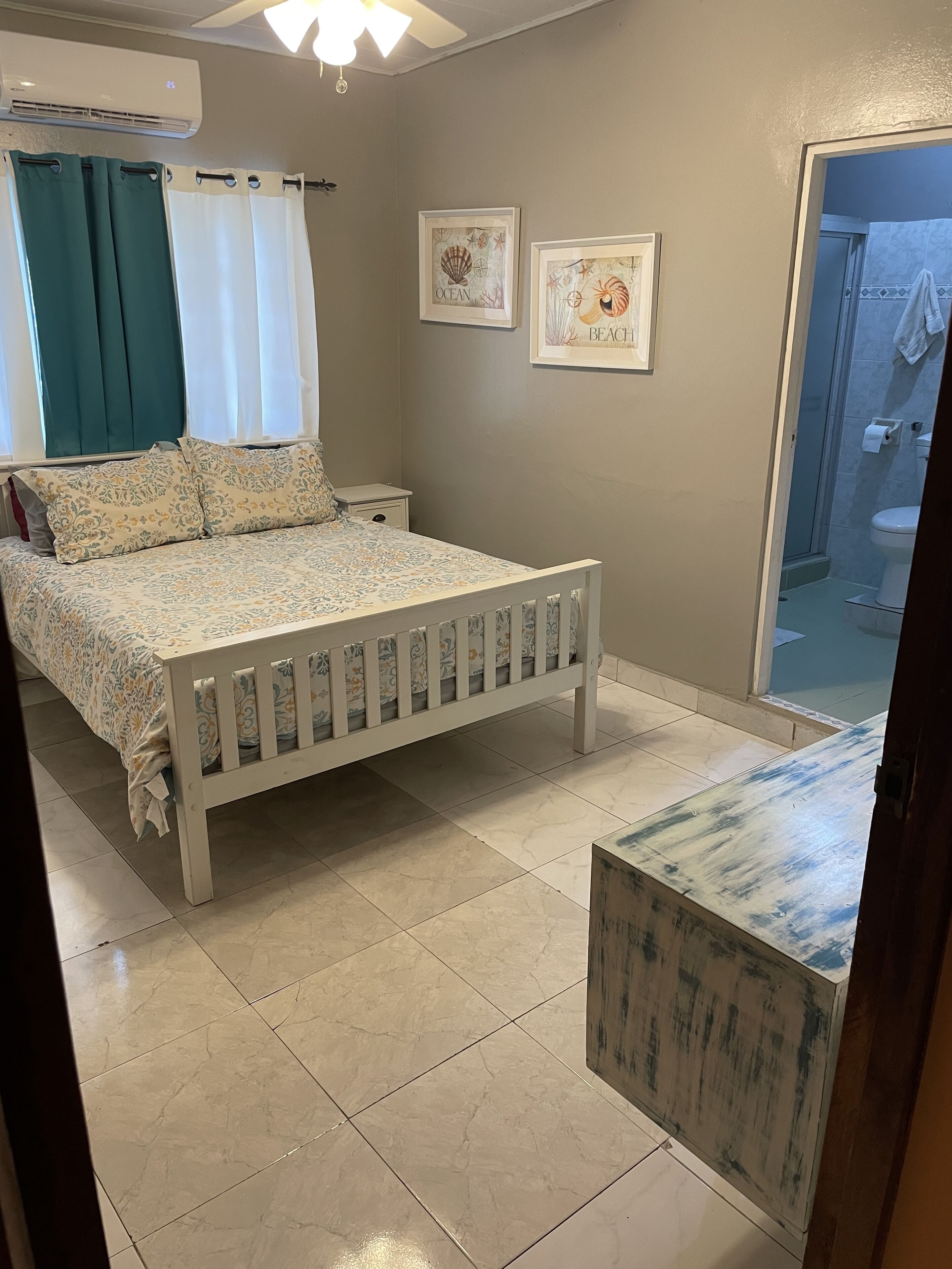 3 室のベッドルーム、デスク、アイロン / アイロン台、旅行用ベビーベッド