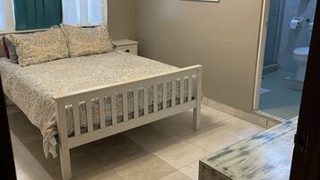 3 habitaciones, escritorio y tabla de planchar con plancha