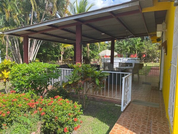 Terrace/patio - Charming house with pool minutes from the beach! (Nueva Gorgona)