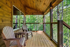 Terrace/patio - Family-Friendly Private 6 BR Cabin with Hot Tub, Game Room, Theater and Fire Pit (Sevierville)