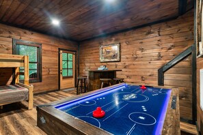 Games room - Family-Friendly Private 6 BR Cabin with Hot Tub, Game Room, Theater and Fire Pit (Sevierville)