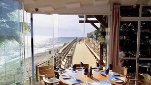 Zona de dinar amb vista a la platja i l'oceà.