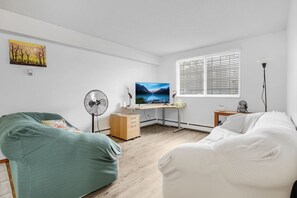 2 bedrooms, desk, iron/ironing board, free WiFi - ✅️ Minutes to ROGERS Place✅️ 124 Street Arts District ✅️Shops✅️Free Parking+WiFi (Edmonton)