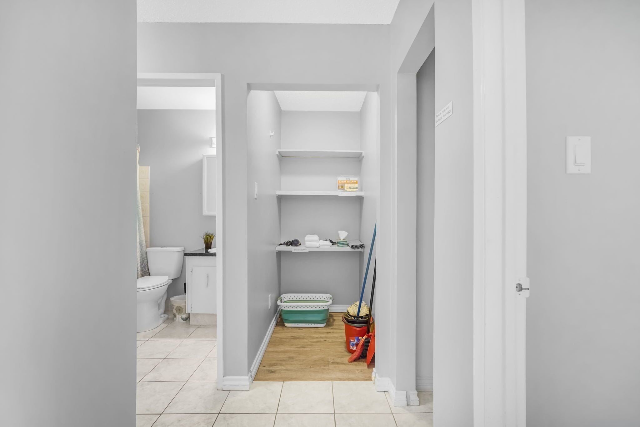 Combinazione doccia/vasca, asciugacapelli, asciugamani, sapone