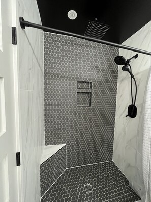 Duschwanne, Handtücher, Toilettenpapier