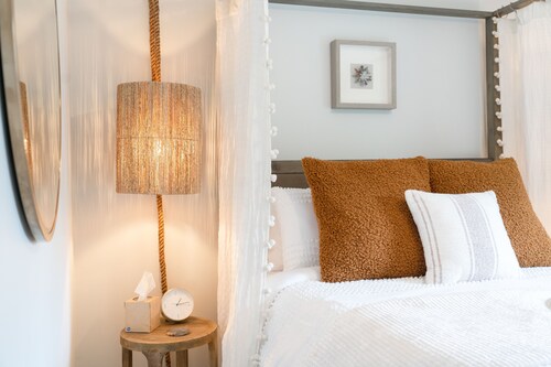 Golden Hour - Convenient 2 BR Townhouse