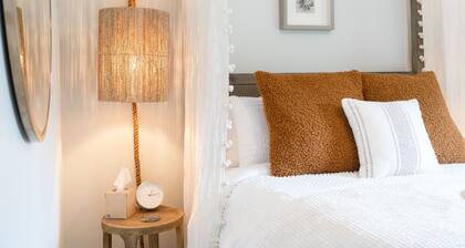 Golden Hour - Convenient 2 BR Townhouse