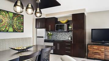 Kühlschrank, Mikrowelle, Herdplatte, Wasserkocher mit Kaffee-/Teezubehör