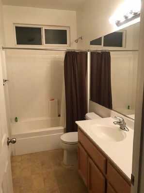 Combined shower/tub, hair dryer, towels, soap - Modern 3 bedroom home in great location (Sacramento)