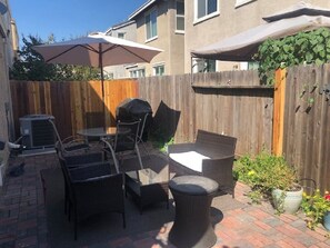 Outdoor dining - Modern 3 bedroom home in great location (Sacramento)