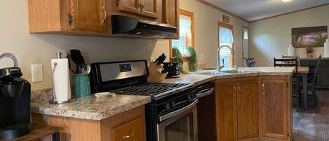 Réfrigérateur, four à micro-ondes, un four, surface de cuisson