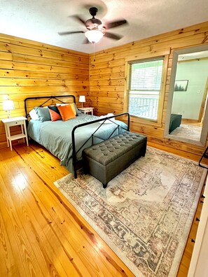 3 bedrooms, WiFi - Cozy Cabin 20min to RRG. Fire pit. HOT TUB. Welcome pets! (Stanton)
