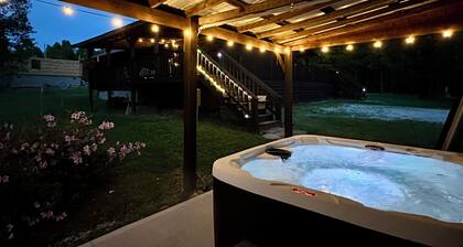 Cozy Cabin 20min to RRG. Fire pit. HOT TUB. Welcome pets!