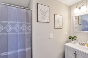 Ensemble baignoire-douche, séchoir à cheveux, serviettes fournies, savon