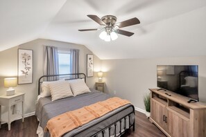 3 bedrooms, desk, iron/ironing board, travel cot