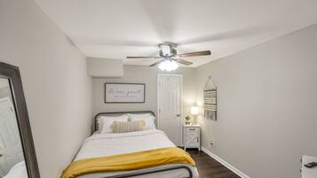 3 bedrooms, desk, iron/ironing board, travel crib