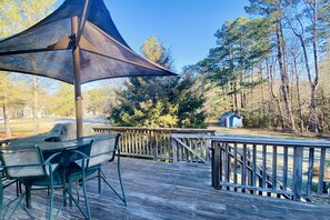 Outdoor dining - Storybook Cape Cod Cottage - Family & Pet Friendly (Wake Forest)