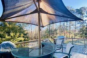 Outdoor dining - Storybook Cape Cod Cottage - Family & Pet Friendly (Wake Forest)