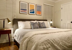 3 bedrooms, in-room safe, free WiFi, bed sheets - Storybook Cape Cod Cottage - Family & Pet Friendly (Wake Forest)