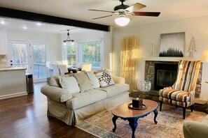 Smart TV, fireplace, table football, books - Storybook Cape Cod Cottage - Family & Pet Friendly (Wake Forest)