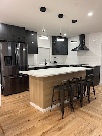 Fridge, microwave, oven, stovetop. Modern Vacation home. Close to The Hamptons