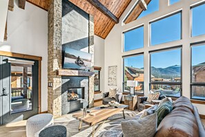 Smart TV, chimenea y estéreo