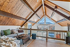 Smart-TV, Kamin, Stereoanlage