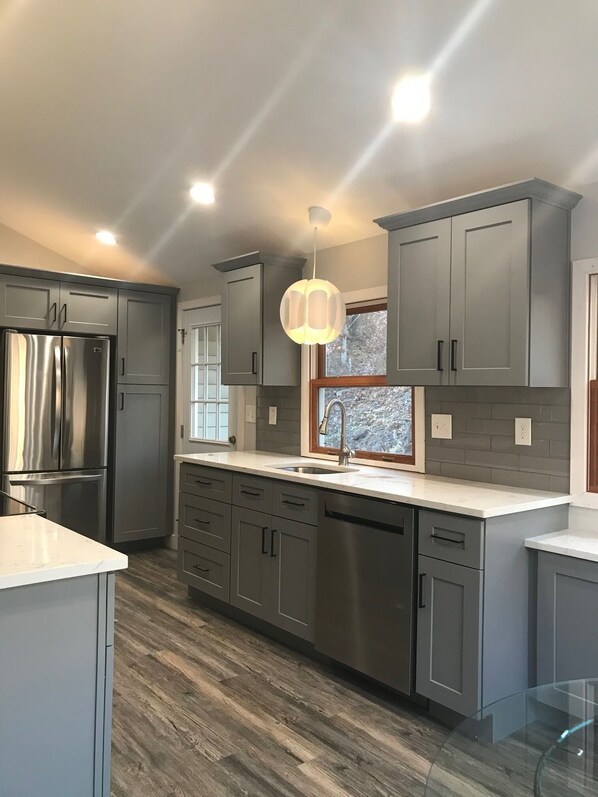 Kühlschrank, Mikrowelle, Ofen, Herdplatte