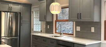 Creekside Retreat-spacious cottage nestled in the wildflowers and lush woods