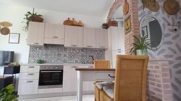 Kühlschrank, Ofen, Herdplatte, Wasserkocher mit Kaffee-/Teezubehör