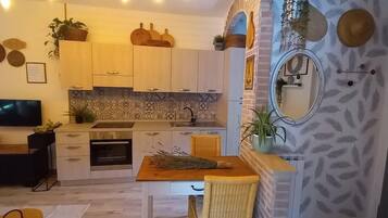 Kühlschrank, Ofen, Herdplatte, Wasserkocher mit Kaffee-/Teezubehör