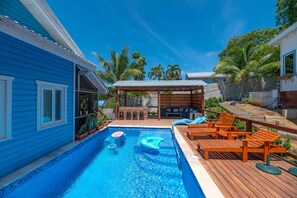 Outdoor pool - Beautiful pool and renovated casa and only 3 minute walk to West Bay Beach. (West Bay)