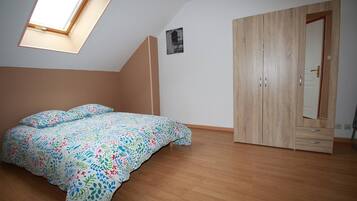 2 slaapkamers, een strijkplank/strijkijzer, internet, beddengoed