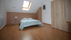 2 slaapkamers, een strijkplank/strijkijzer, internet, beddengoed