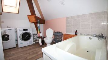 Bañera con ducha, secador de pelo, toallas