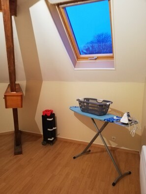 2 bedrooms, iron/ironing board, Internet, bed sheets