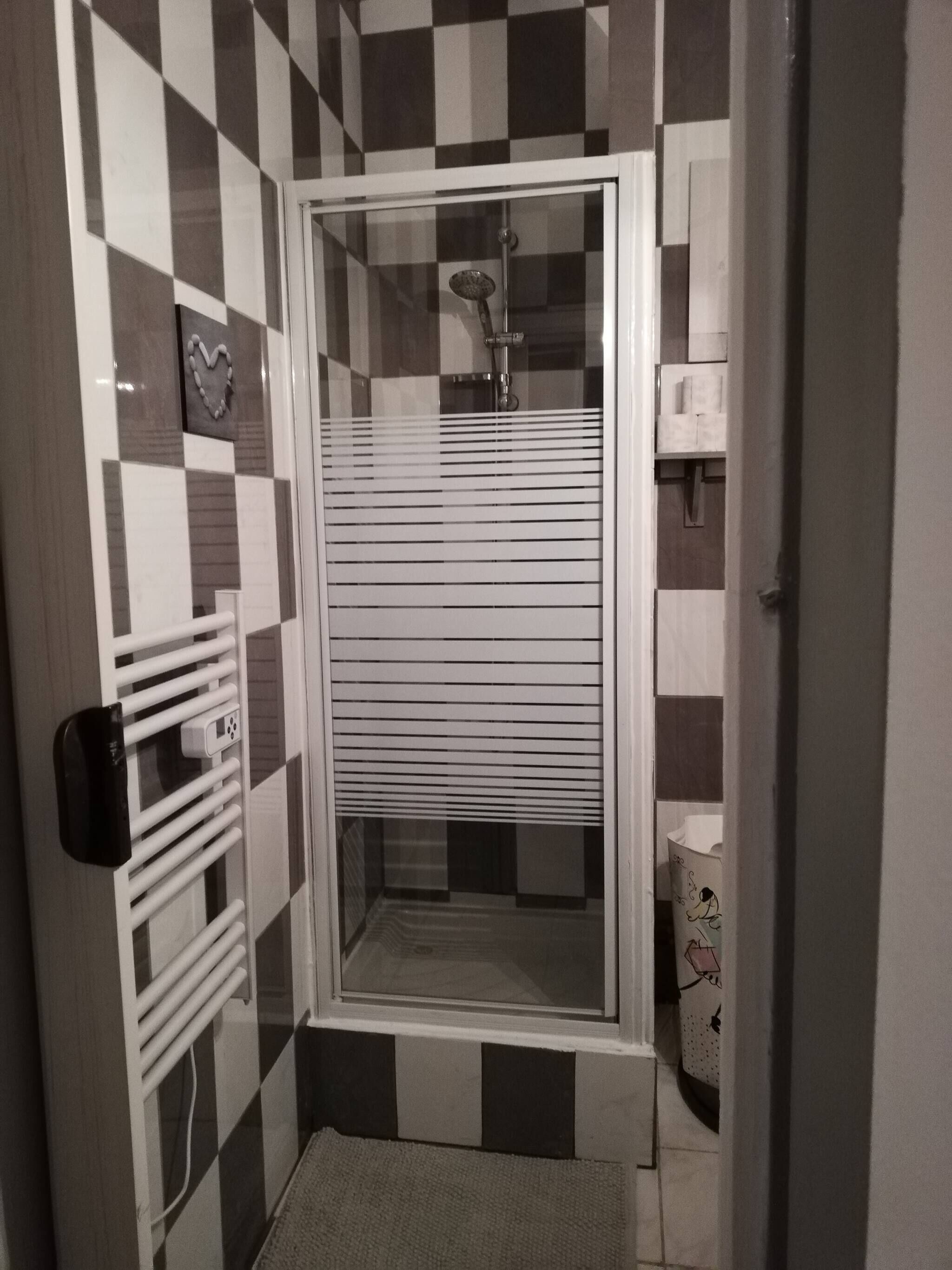 Een douche, een haardroger, handdoeken