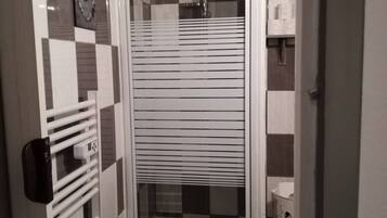 Een douche, een haardroger, handdoeken