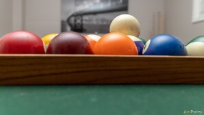 Um close-up de uma mesa de bilhar com bolas coloridas.
