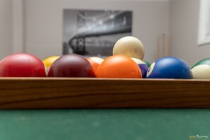 Een close-up van een pooltafel met kleurrijke ballen.