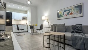 A modern apartment with a kitchen, dining area, and living room. - Studio with charm at the historic center. WIFI/AC (Sevilla)