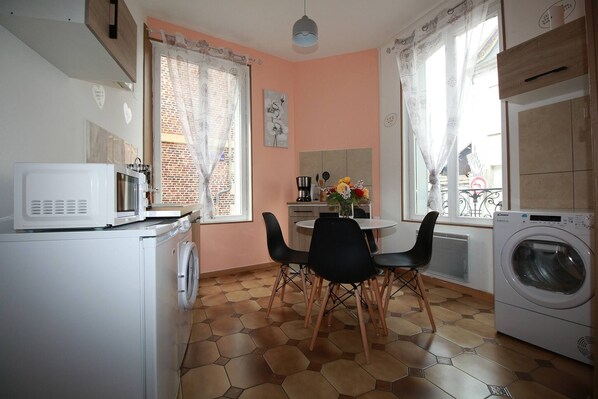 Réfrigérateur, micro-ondes, four, plaque de cuisson