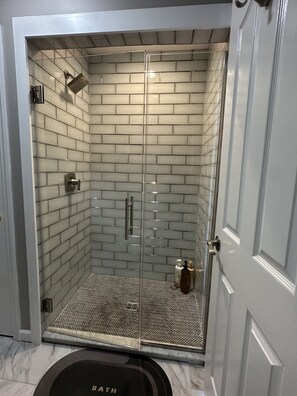Shower, hair dryer, towels, soap - Large Waterfront Modern Beach House (East Haven)