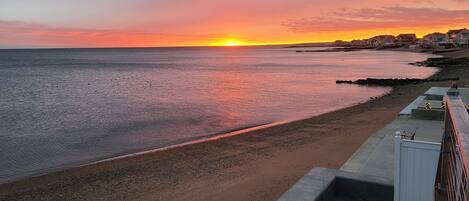In Strandnähe, Liegestühle, Strandtücher