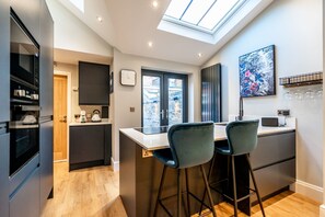 Réfrigérateur, four à micro-ondes, un four, surface de cuisson