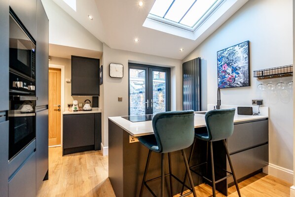 Réfrigérateur, micro-ondes, four, plaque de cuisson