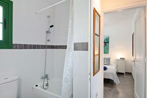 Een douche, een haardroger, handdoeken