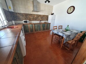 Frigorífico, microondas, placa de cocina y lavavajillas