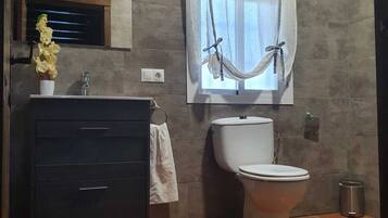 Een douche, een haardroger, handdoeken