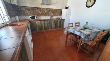 Een koelkast, een microgolfoven, een kookplaat, een vaatwasser